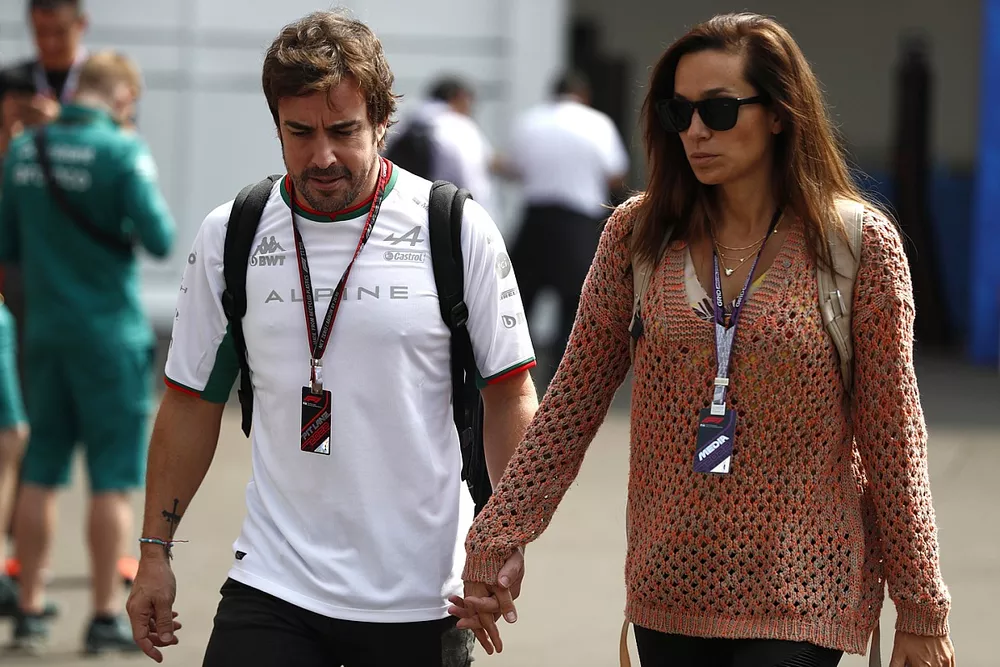 Fernando Alonso, equipo Alpine F1 con Andrea Schlager