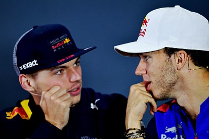 Már hondás szerelésben fotózkodik Verstappen és Gasly a Red Bullnál