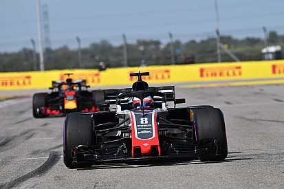 Grosjean a 2019-es Haas F1 Team autójának volánja mögött: üléspróba