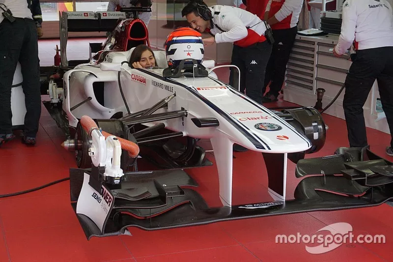 La piloto colombiana de carreras Tatiana Calder&oacute;n en la prueba con el Sauber F1 C32