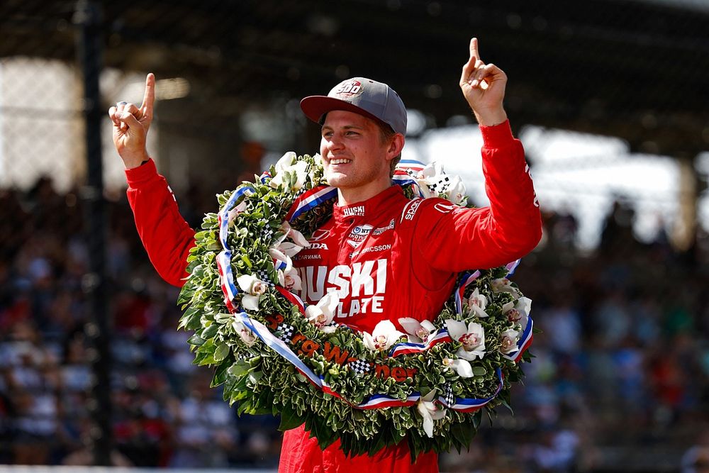 El ganador de la carrera Marcus Ericsson, Chip Ganassi Racing Honda besando los ladrillos