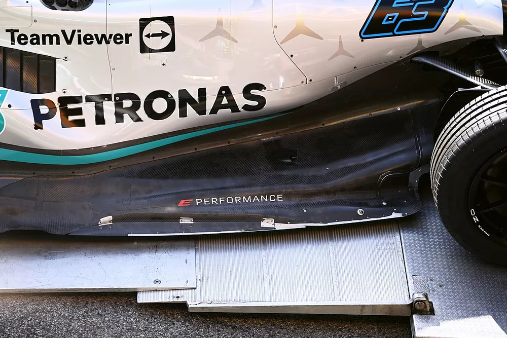 Il team Mercedes scarica una W13 nella corsia dei box
