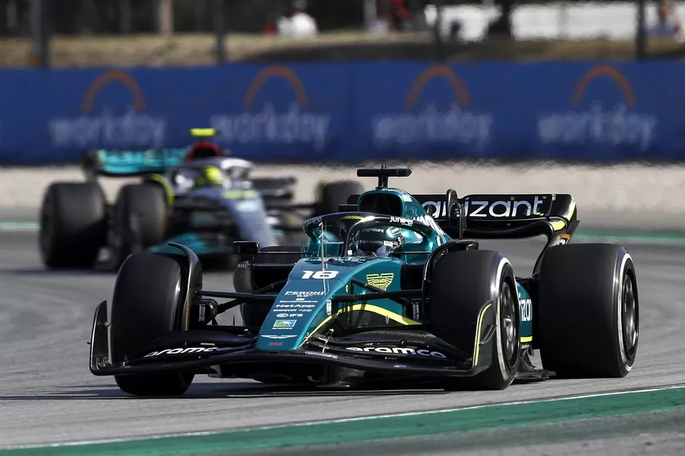 Lance Stroll, Aston Martin AMR22, Lewis Hamilton, Mercedes W13