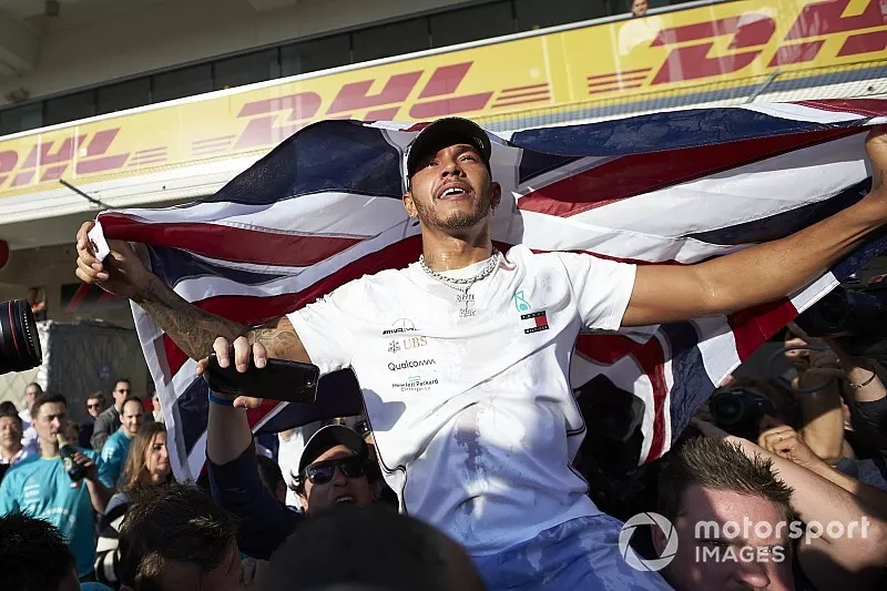 Lewis Hamilton, Mercedes AMG F1, celebra su sexto campeonato del mundo