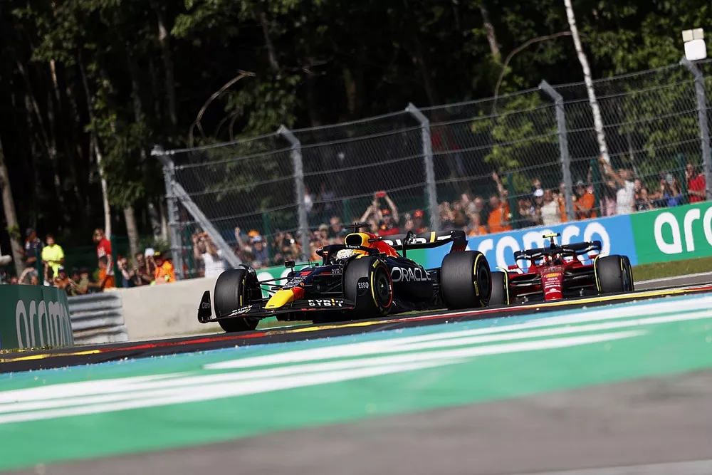 Max Verstappen, Red Bull Racing RB18, Carlos Sainz, Ferrari F1-75