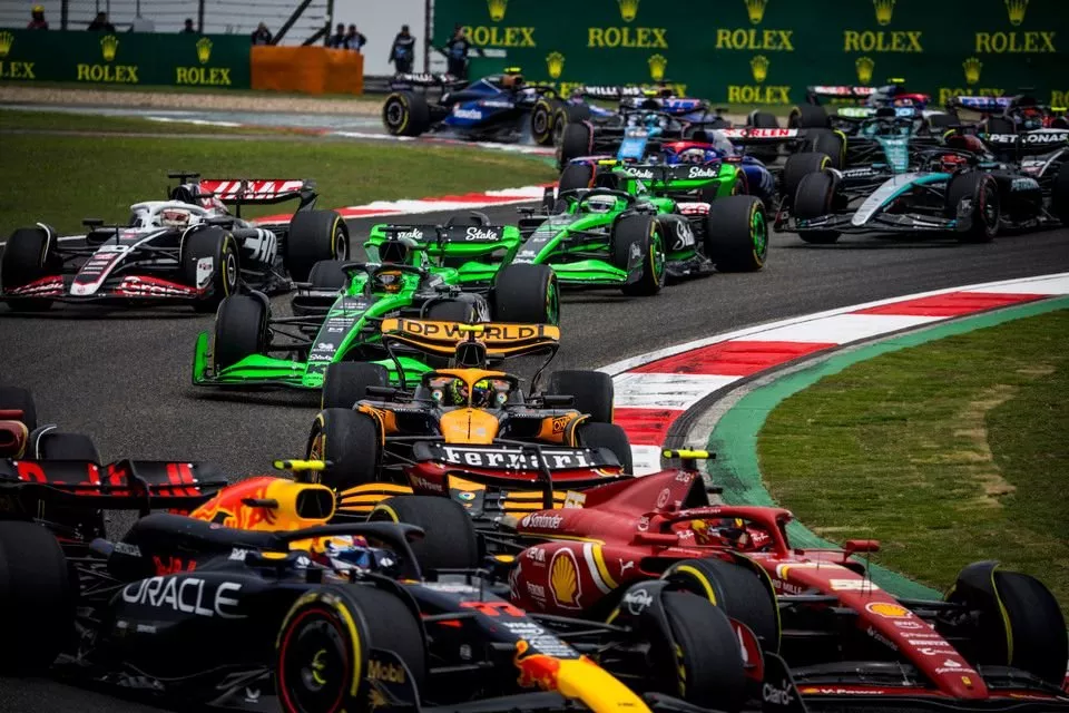 Sergio Perez, Red Bull Racing RB20, Carlos Sainz, Ferrari SF-24, Lando Norris, McLaren MCL38, Valtteri Bottas, Kick Sauber C44, Kevin Magnussen, Haas VF-24, the remainder of the field on the opening lap of the Sprint