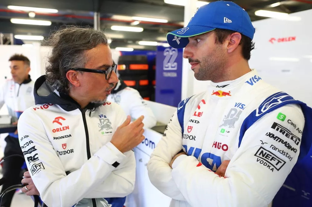 Laurent Mekies de Visa Cash App RB habla con Daniel Ricciardo, RB F1 Team