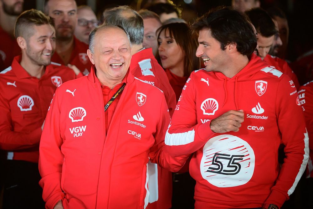 Frederic Vasseur, director de Ferrari, y Carlos Sainz
