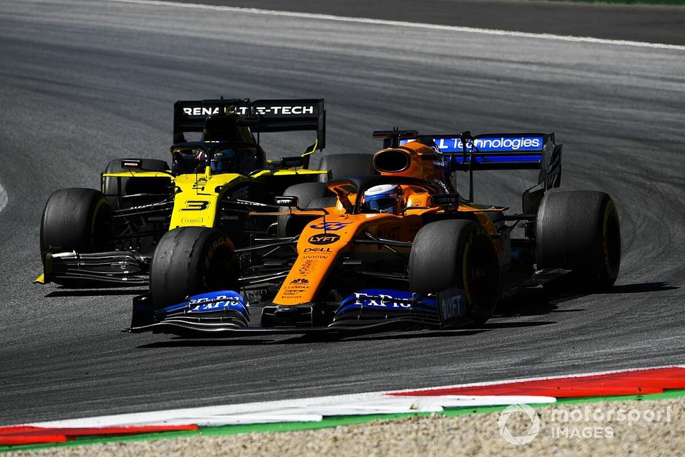 Carlos Sainz Jr., McLaren MCL34, leads Daniel Ricciardo, Renault F1 Team R.S.19