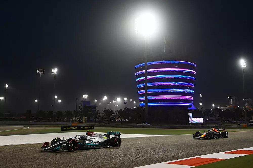 Lewis Hamilton, Mercedes W13, Max Verstappen, Red Bull Racing RB18