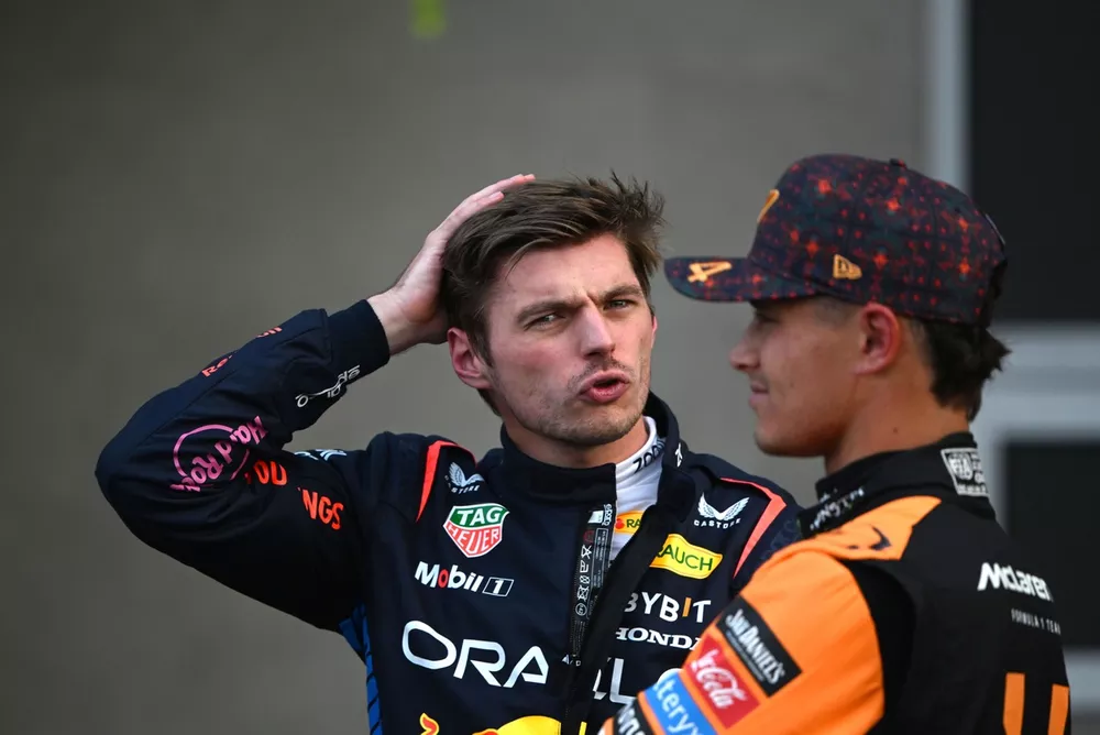 Max Verstappen, Red Bull Racing, y Lando Norris, McLaren F1 Team, en Parc Ferme tras la clasificaci&oacute;n