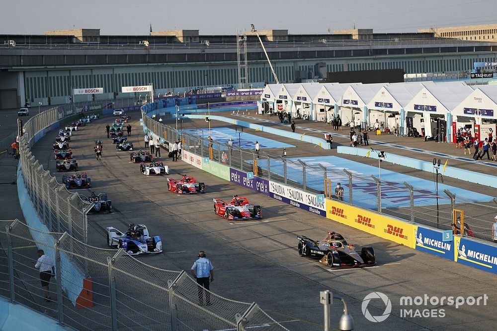 Jean-Eric Vergne, DS Techeetah, DS E-Tense FE20 the field at the start with Maximilian Gunther, BMW I Andretti Motorsports, BMW iFE.20 second, Jérôme d'Ambrosio, Mahindra Racing, M6Electro , 3rd position, 