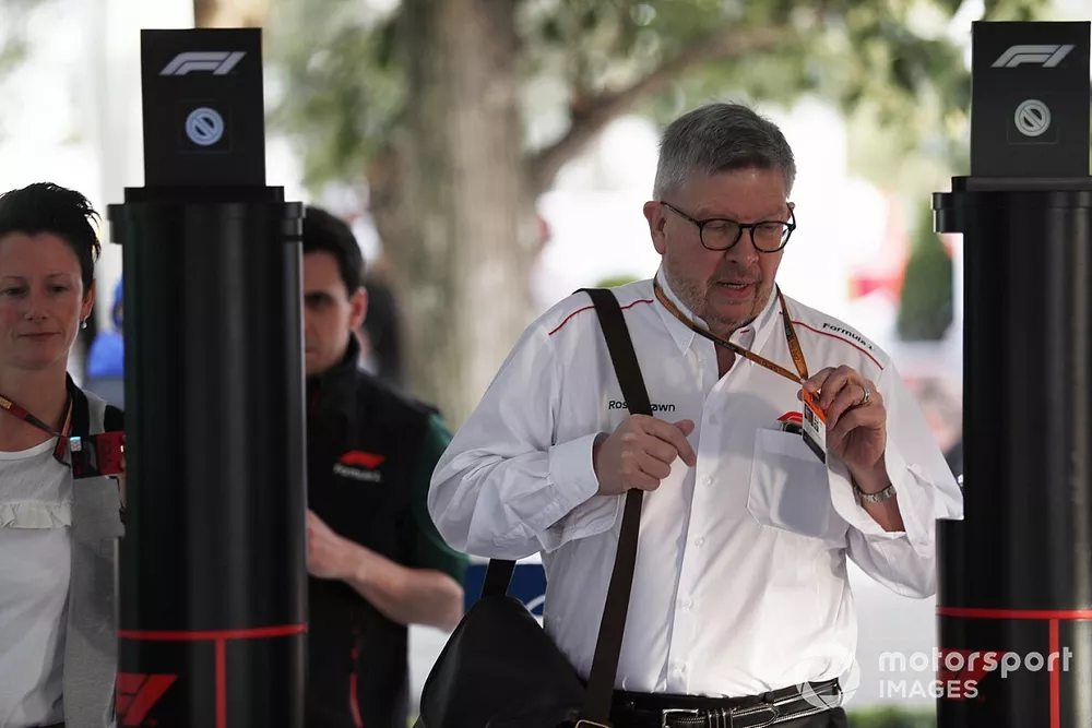 Ross Brawn, Managing Director of Motorsports, FOM, arriveert in de paddock