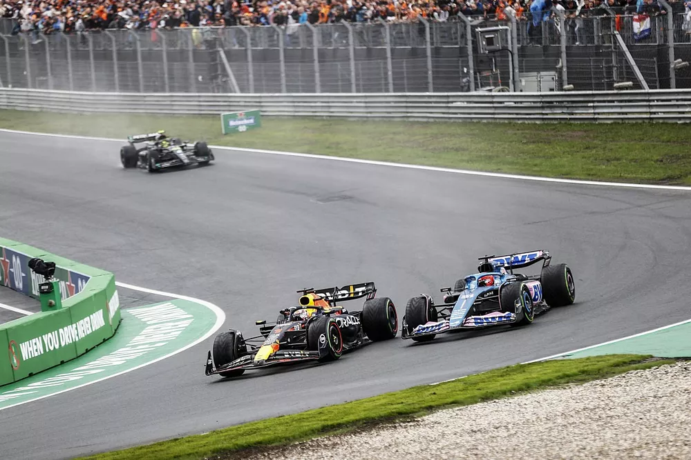 Max Verstappen, Red Bull Racing RB19, Esteban Ocon ile mücadele ediyor, Alpine A523