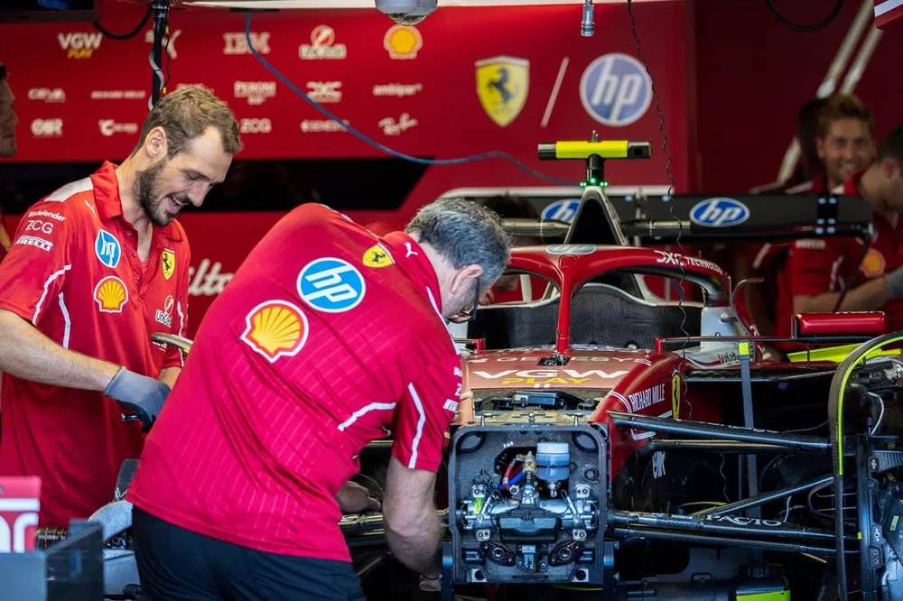 Ferrari SF-25 en ingenieurs