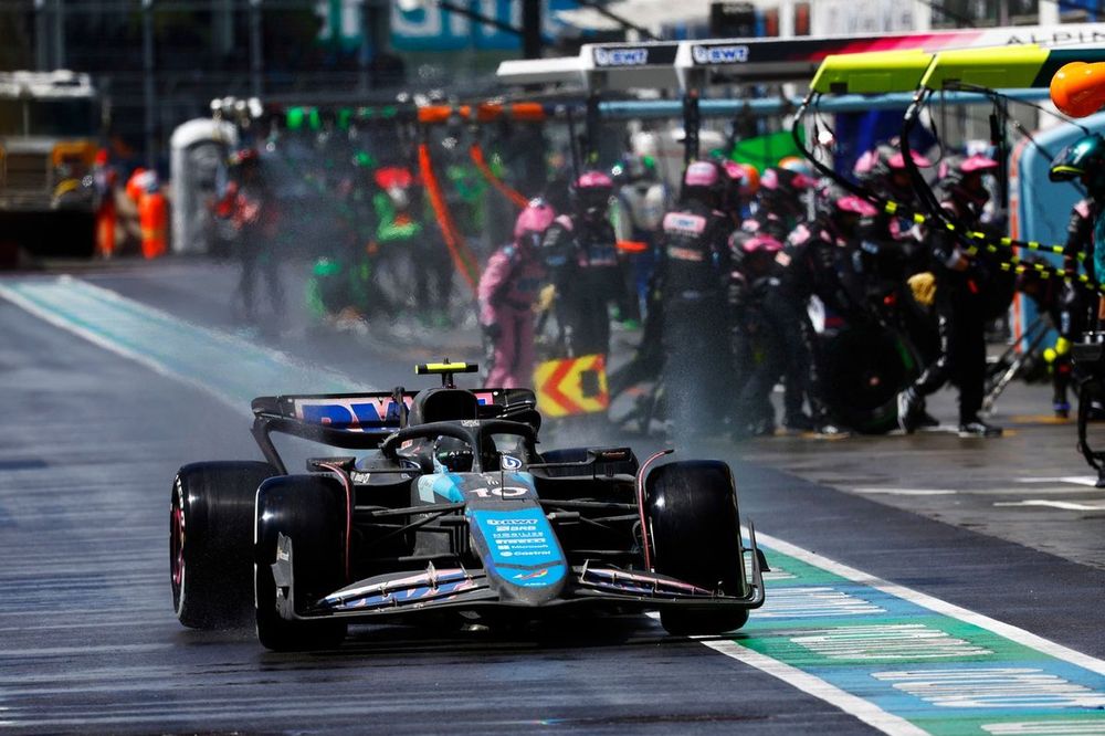 Pierre Gasly, Alpine A524, in the pit lane