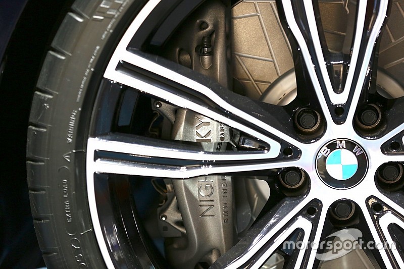 BMW M850i Night Sky: a sorprendere non sono le polveri di meteorite, ma l'inedita pinza freno