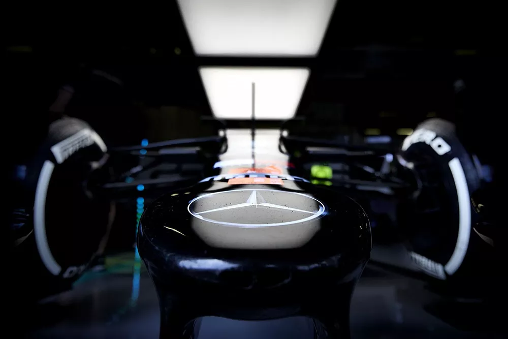 Logo Mercedes sur le nez de la voiture de Lewis Hamilton, Mercedes W12 