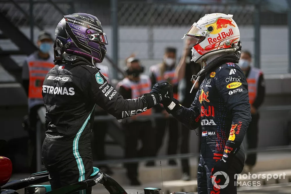 Max Verstappen, Red Bull Racing, feliciteert Lewis Hamilton, Mercedes