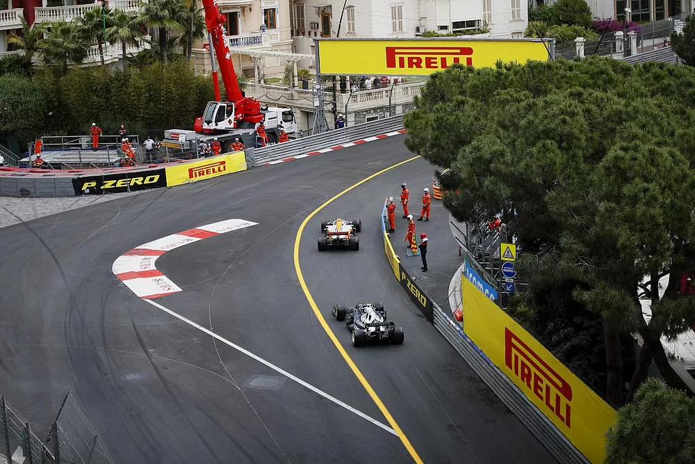 Lando Norris, McLaren MCL35M, Pierre Gasly, AlphaTauri AT02