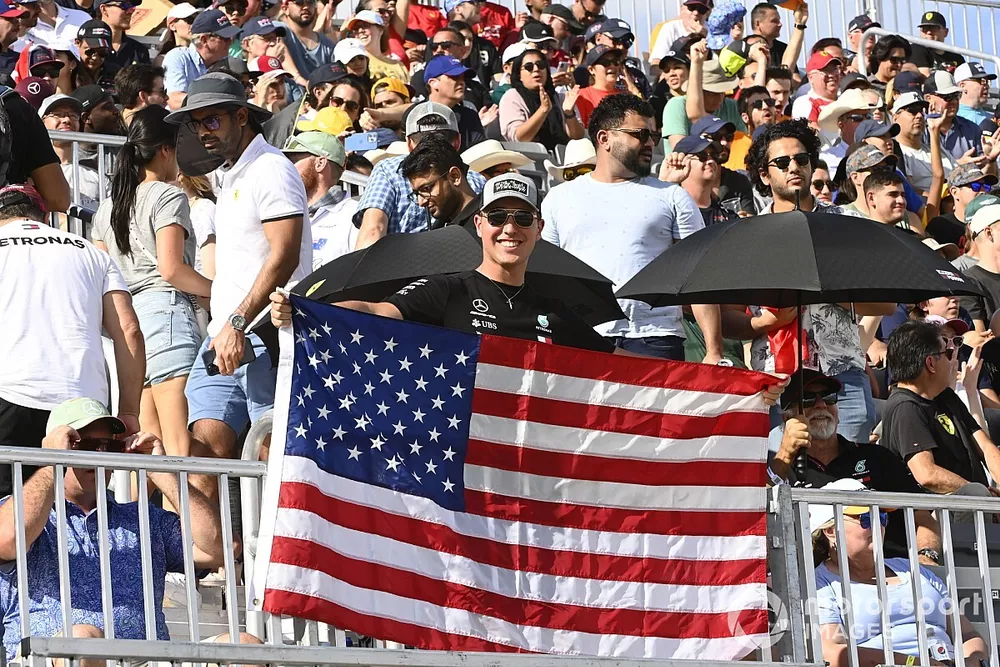 Un fan con la bandera de Estados Unidos
