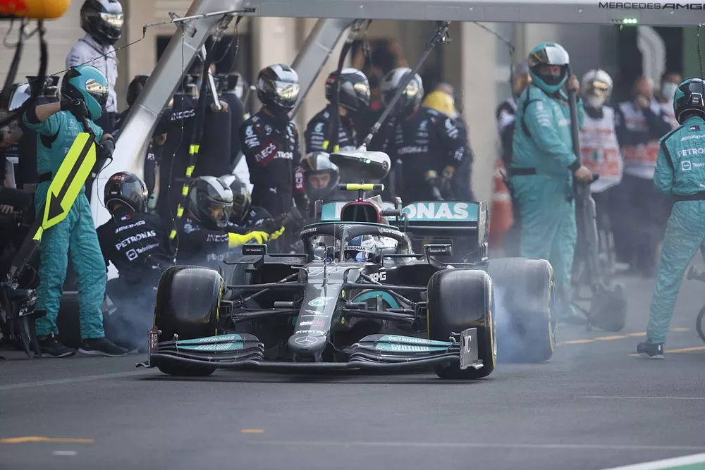Valtteri Bottas, Mercedes W12, lascia il suo box dopo una sosta
