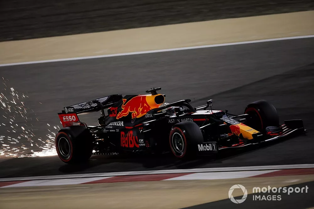 Des &eacute;tincelles sortent de la monoplace de Max Verstappen, Red Bull Racing RB16