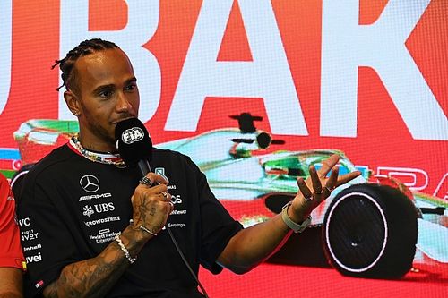 F1: Hamilton assegura que rumores sobre Leclerc na Mercedes não o “afeta”