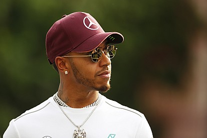 Hamilton: "La Ferrari lascia i piloti liberi? Non è più facile, devo lottare anche con Kimi"