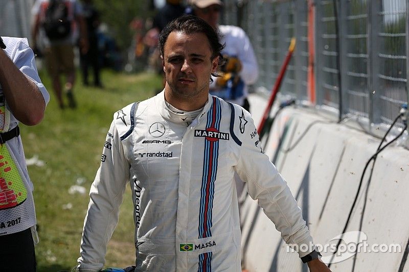 Se retira Felipe Massa Williams y camina después tras estrellarse y quedar fuera de la carrera