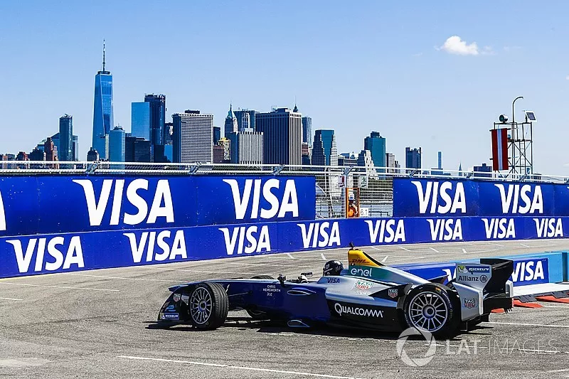 Chris Hemsworth guida una vettura di Formula E