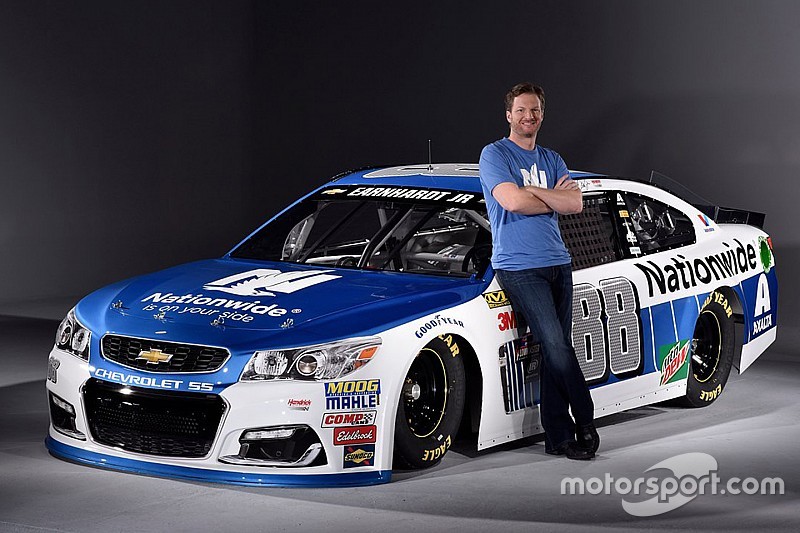 Presentan auto de Dale Earnhardt Jr. para 2017
