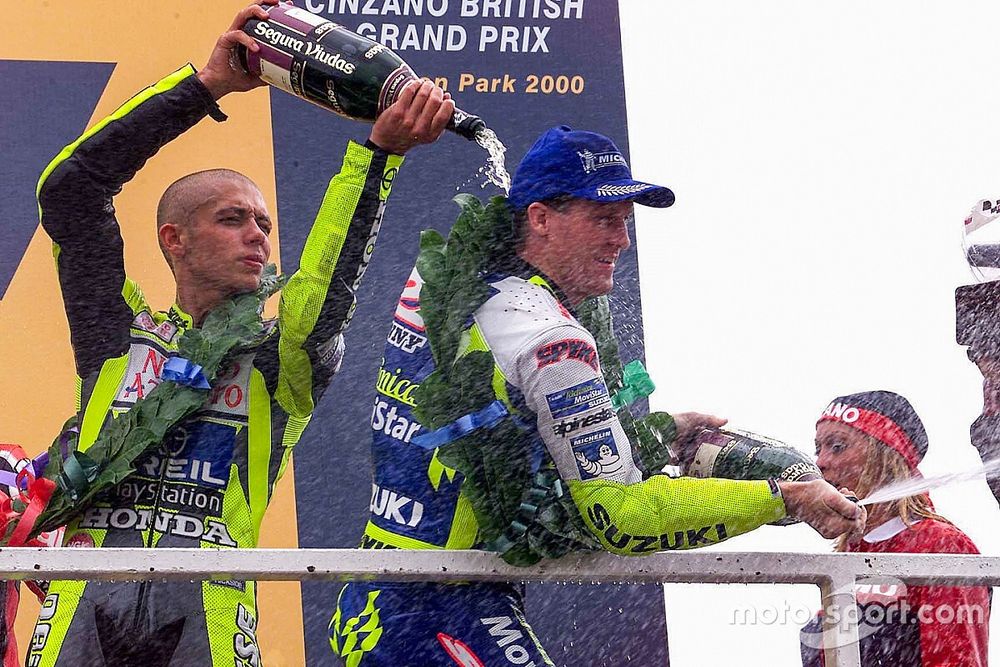 Podio: ganador  de la carrera Valentino Rossi, segundo lugar Kenny Roberts Jr.