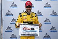 Kenseth toma la pole para Richmond y Suárez en 16°
