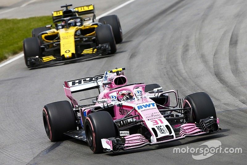 Esteban Ocon, Force India VJM11, precede Nico Hulkenberg, Renault Sport F1 Team R.S. 18