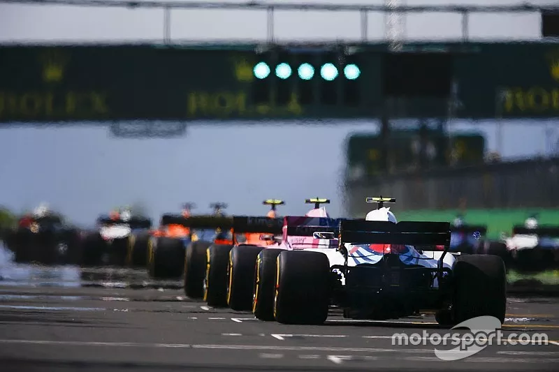 Esteban Ocon, Force India VJM11, Sergey Sirotkin, Williams FW41 en la salida