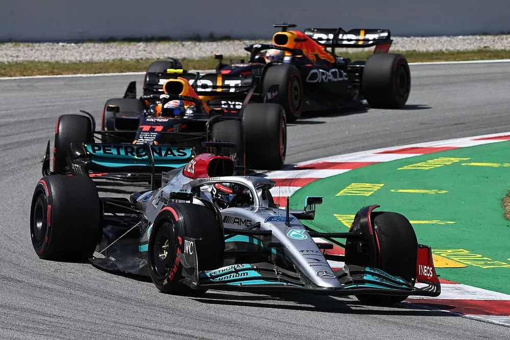 George Russell, Mercedes W13, Sergio Perez, Red Bull Racing RB18, Max Verstappen, Red Bull Racing RB18 