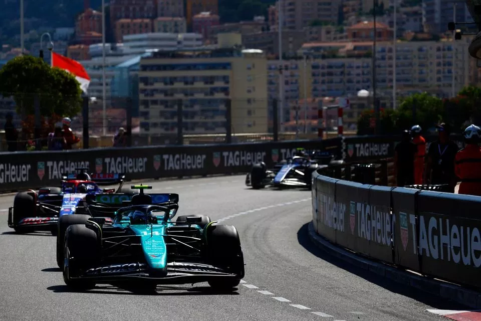 Fernando Alonso, Aston Martin AMR24, Daniel Ricciardo, RB F1 Team VCARB 01