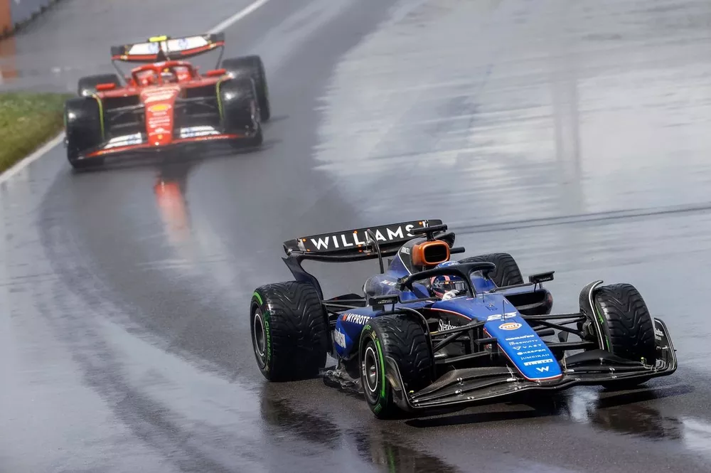 Alex Albon, Williams FW46, Carlos Sainz, Ferrari SF-24
