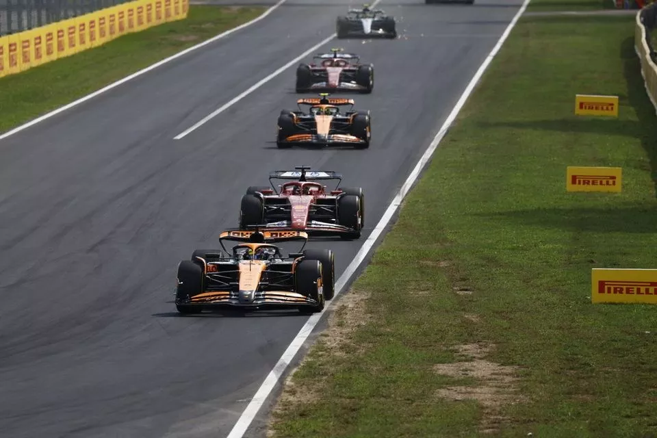 Oscar Piastri, McLaren MCL38, Charles Leclerc, Ferrari SF-24, Lando Norris, McLaren MCL38