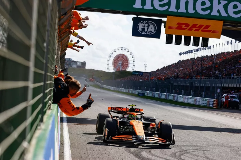 Lando Norris, McLaren MCL38, 1&ordf; posici&oacute;n, toma la bandera a cuadros