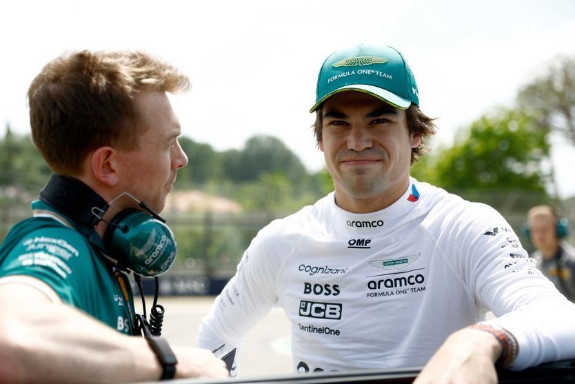 Lance Stroll, da Aston Martin F1 Team, com seu engenheiro no grid 