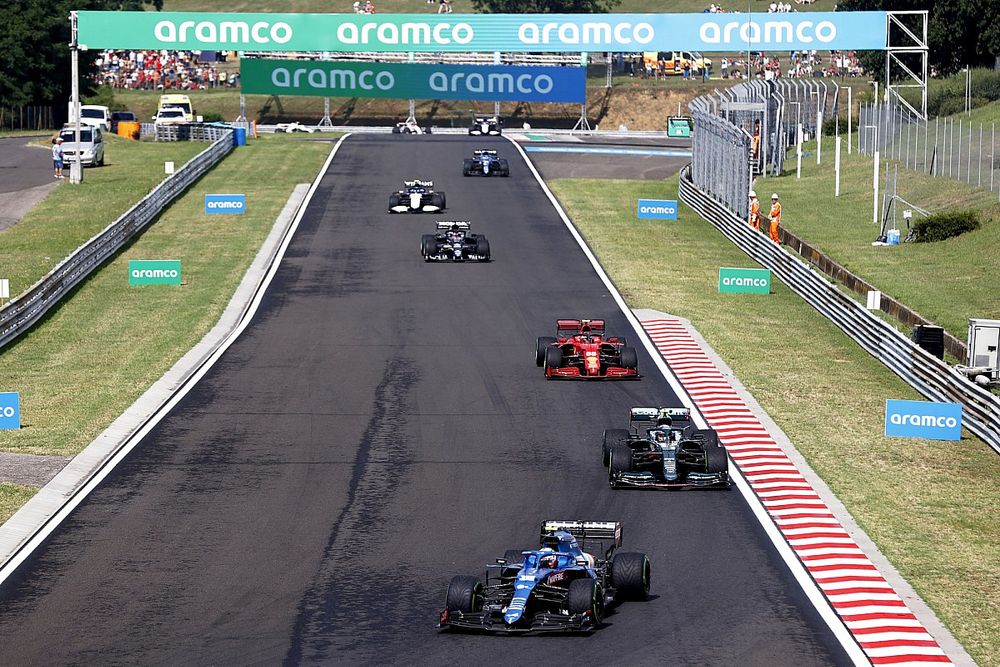 Esteban Ocon, Alpine A521, Sebastian Vettel, Aston Martin AMR21, en Carlos Sainz Jr., Ferrari SF21.