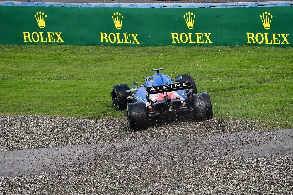 Fernando Alonso, Alpine A521, in the gravel