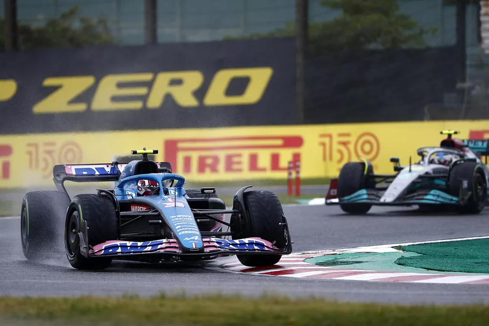 Esteban Ocon, Alpine A522, Lewis Hamilton, Mercedes W13