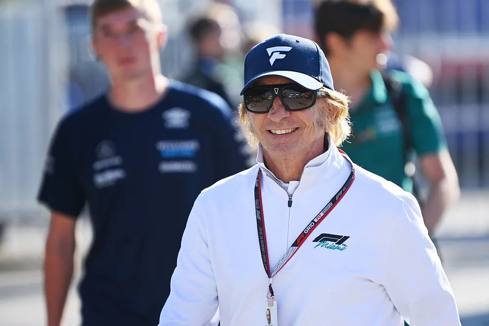 Emerson Fittipaldi, arriva nel paddock