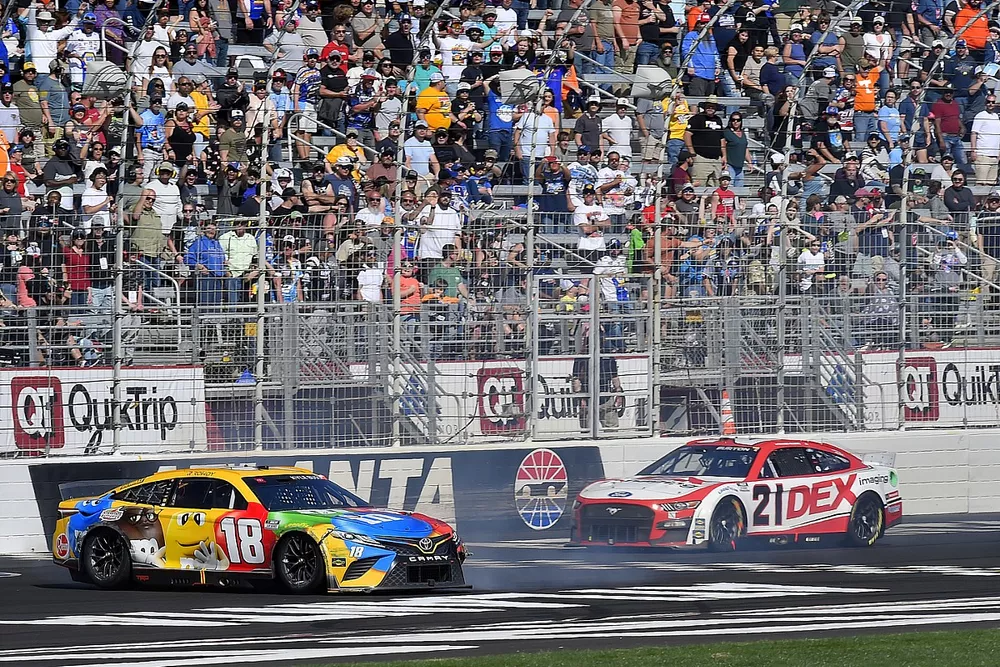 Kyle Busch, Joe Gibbs Racing, M&M's Toyota Camry and Harrison Burton, Wood Brothers Racing, Dex Imaging Ford Mustang