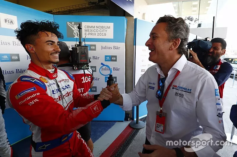 Pascal Wehrlein, Mahindra Racing, wordt gefeliciteerd door Alejandro Agag, CEO, Formula E, na zijn pole-positie