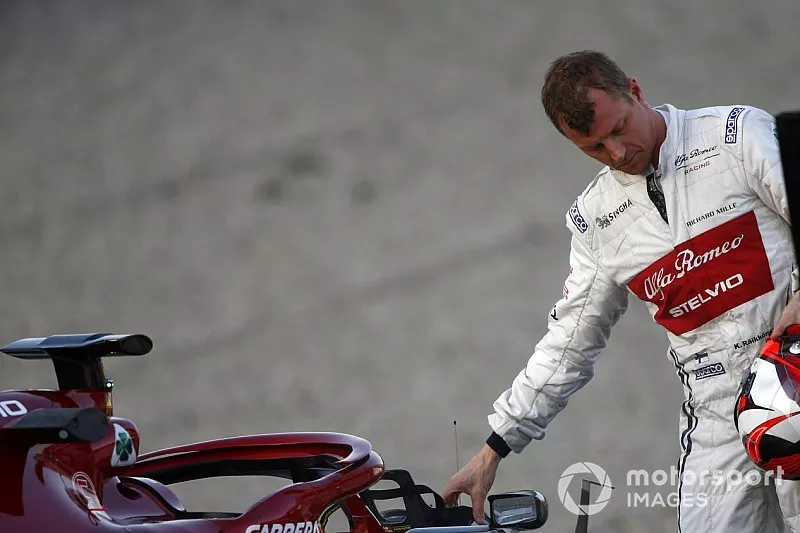 Kimi Raikkonen, Alfa Romeo Racing C38, s'immobilise en piste