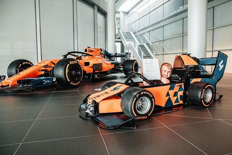 Logan, un ni&ntilde;o brit&aacute;nico, visita la f&aacute;brica de McLaren